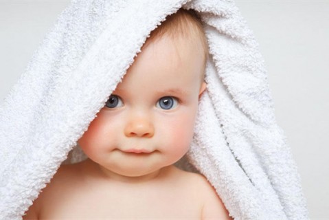 初乳很黄是不是不干净不可以喝？母乳怎么喂养上海捐卵宝宝？
